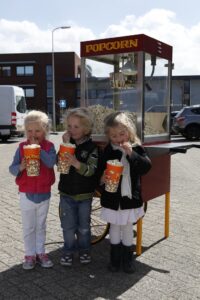 retro popcorn machine met drie kinderen verhuur