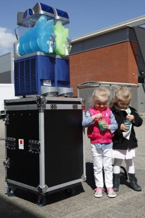 slush puppy machine met groene en blauwe slushpuppy met twee kinderen