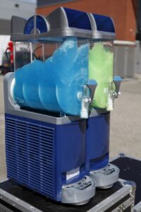 slush puppy machine met groene en blauwe slushpuppy te huur