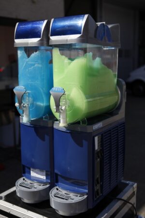slush puppy machine met groene en blauwe slushpuppy verhuur