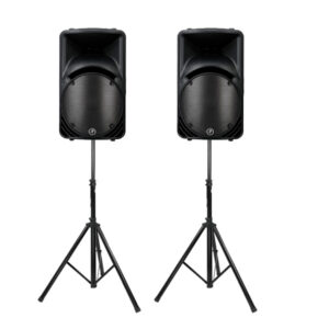 mackie geluidsset van twee speakers op statieven die gehuurd kan worden, geluid voor ongeveer 150 personen
